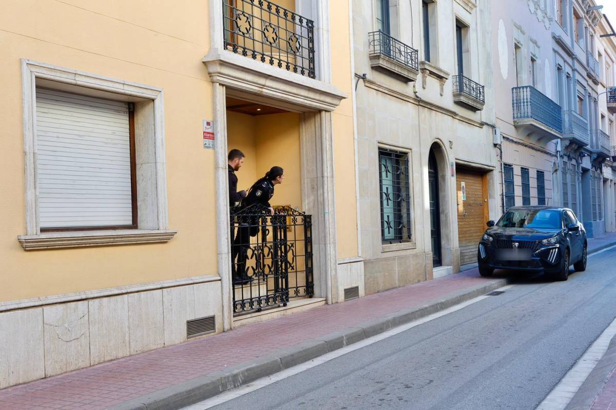 Dos efectius de la Policia Nacional a l`interior del domicili