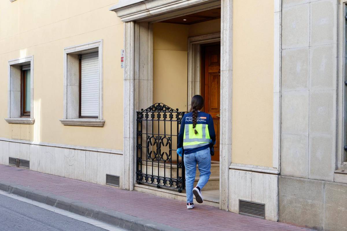 FOTOS | La Policia Nacional investiga un cas d'explotació laboral en un domicili del Centre de Sabadell