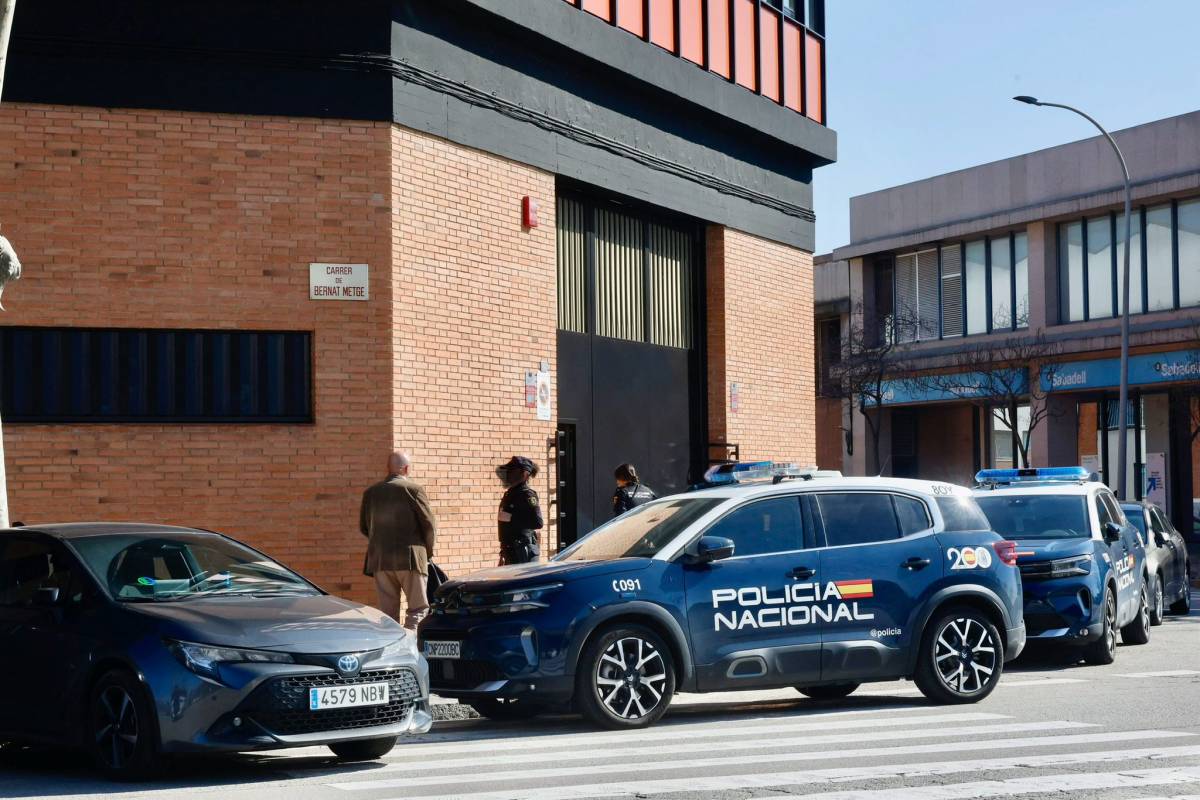 FOTOS | Doble operatiu policial per un cas d'explotació laboral en un domicili del Centre i una nau de Gràcia