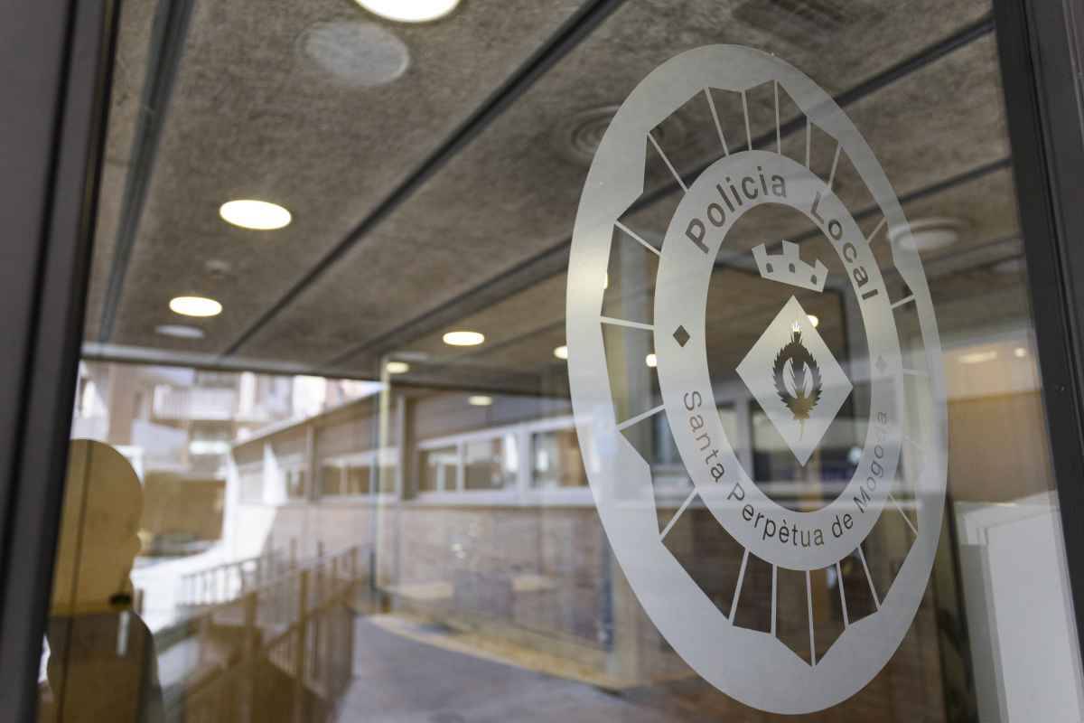 Investiguen un veí per seccionar un contenidor amb una màquina radial