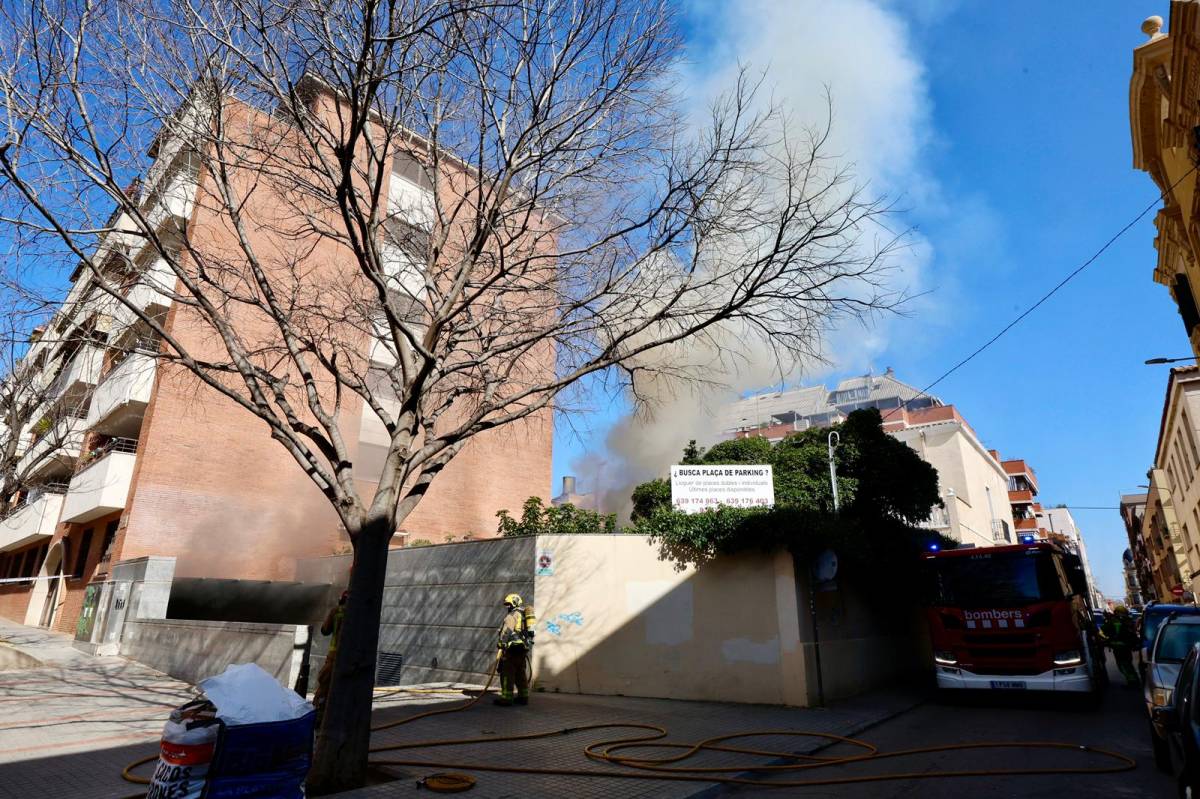 Un incendi a l'interior d'un pàrquing del Centre de Sabadell provoca una densa columna de fum