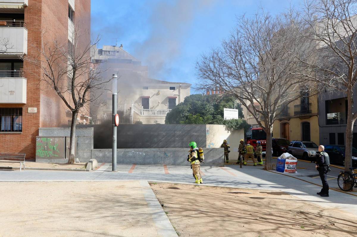 Incendi en un pàrquing del Centre de Sabadell