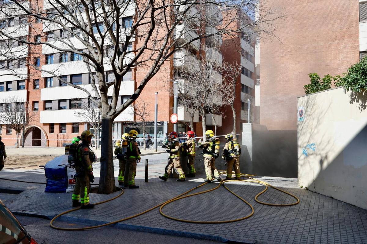 Incendi en un pàrquing del Centre de Sabadell