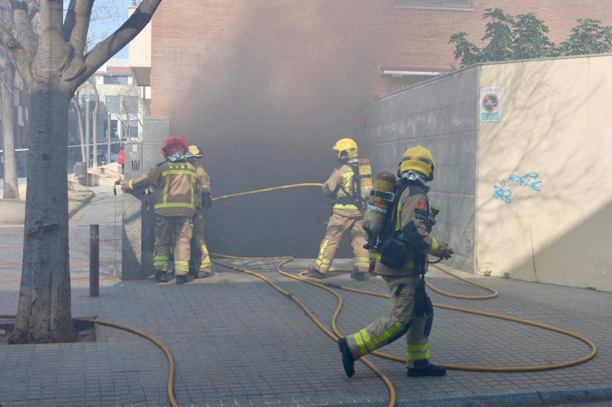 Incendi en un pàrquing del Centre de Sabadell