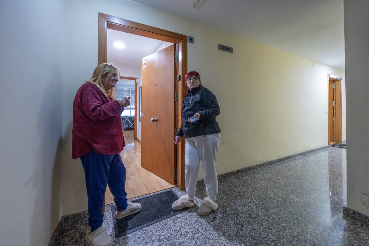 Aturen el desnonament de 22 famílies del bloc ocupat de la Sareb