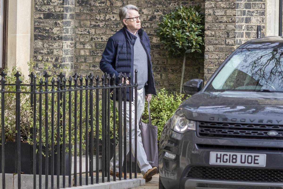 La policia britànica deté l'exambaixador del Regne Unit als EUA pel seu vincle amb Epstein