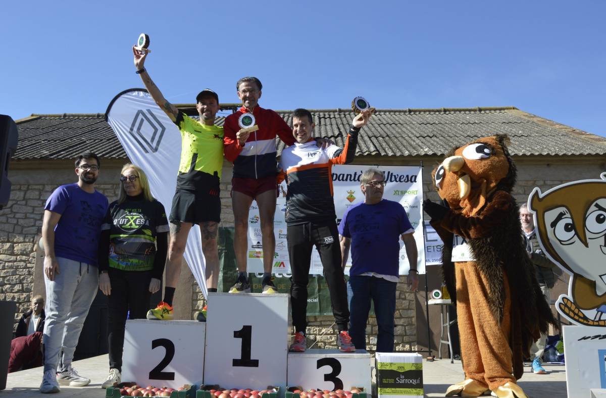 Sancho Ayala puja a un dels podis de la Volta al Pantà d'Utxesa