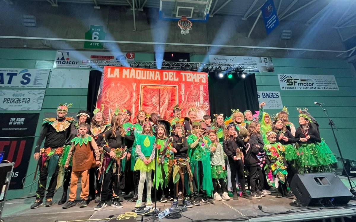 Sant Fruitós de Bages viu un Carnestoltes multitudinari amb rues i música fins a la matinada
