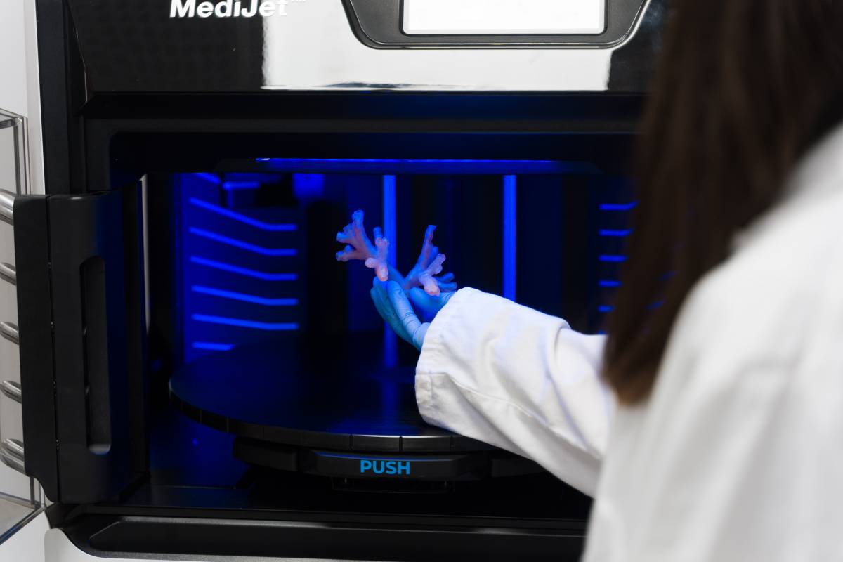 La impressió d`una peça personalitzada, en el laboratori 3D de l`institut