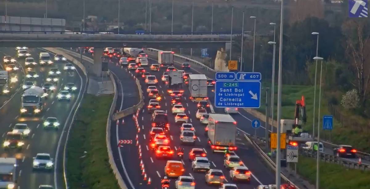 Dotze quilòmetres de cua a l'A-2 entre Sant Joan Despí i Castellbisbal per obres