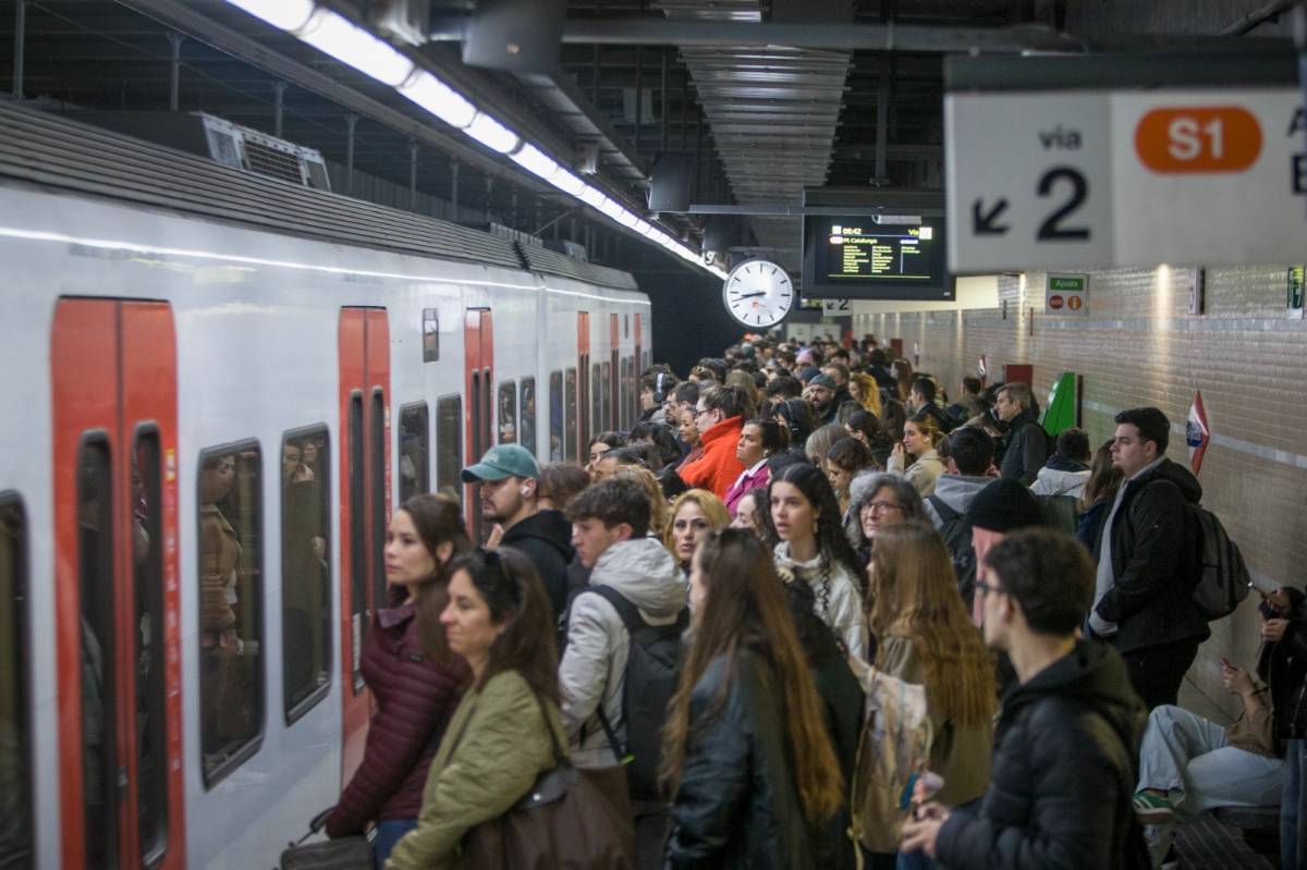 Trens plens i andanes concorregudes en la primera jornada de vaga a FGC