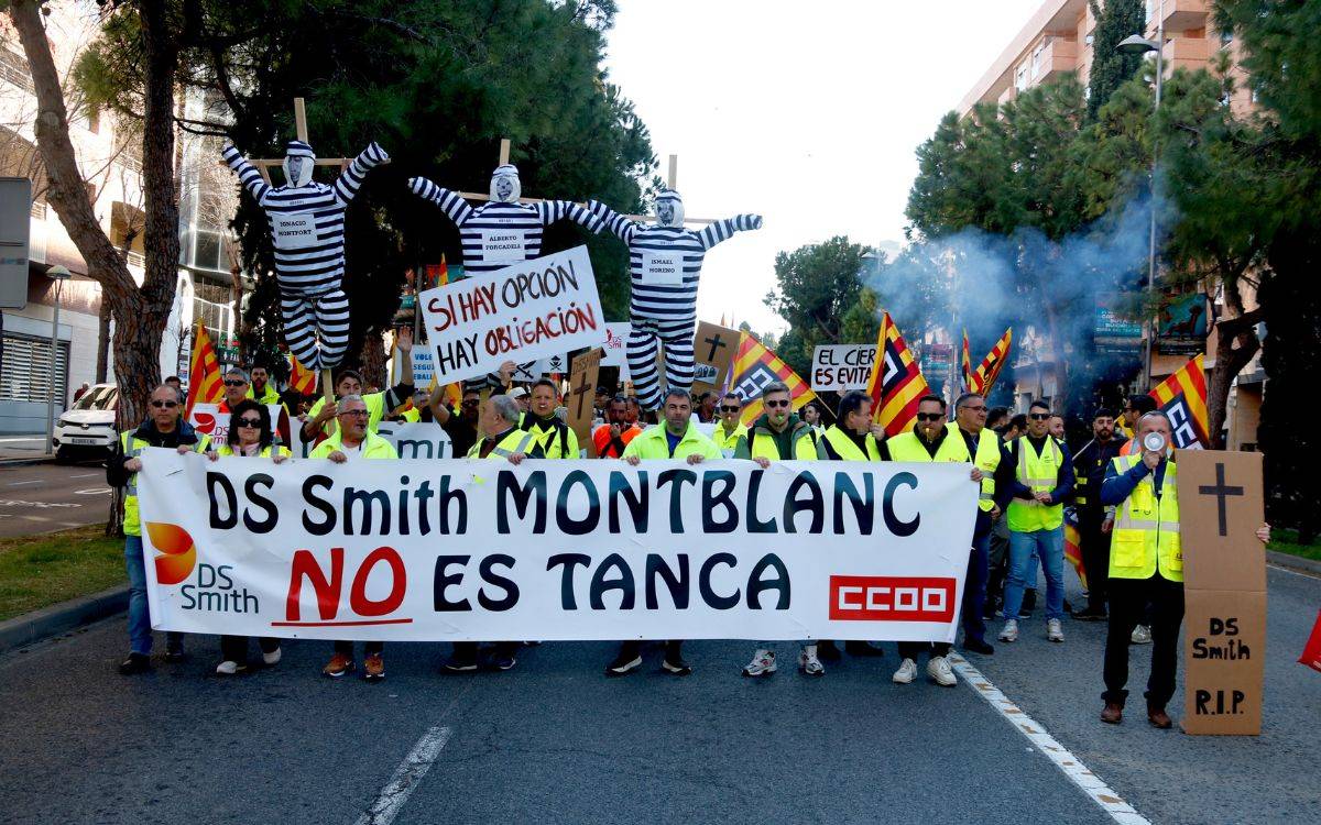 Els treballadors d'International Paper de Valls i Montblanc es manifesten contra el tancament de les fàbriques
