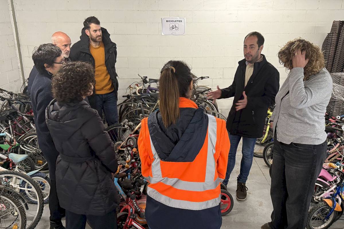 Visita a Can Casanovas dels tinents d`alcalde Xavier Cardona i Noel Duque - Visita a Can Casanovas dels tinents d`alcalde Xavier Cardona i Noel Duque