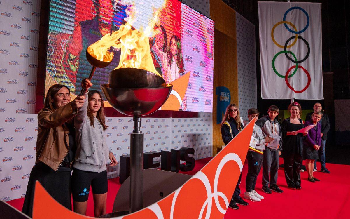 La ciutat de Reus encén el peveter de la 44a Olimpíada Escolar