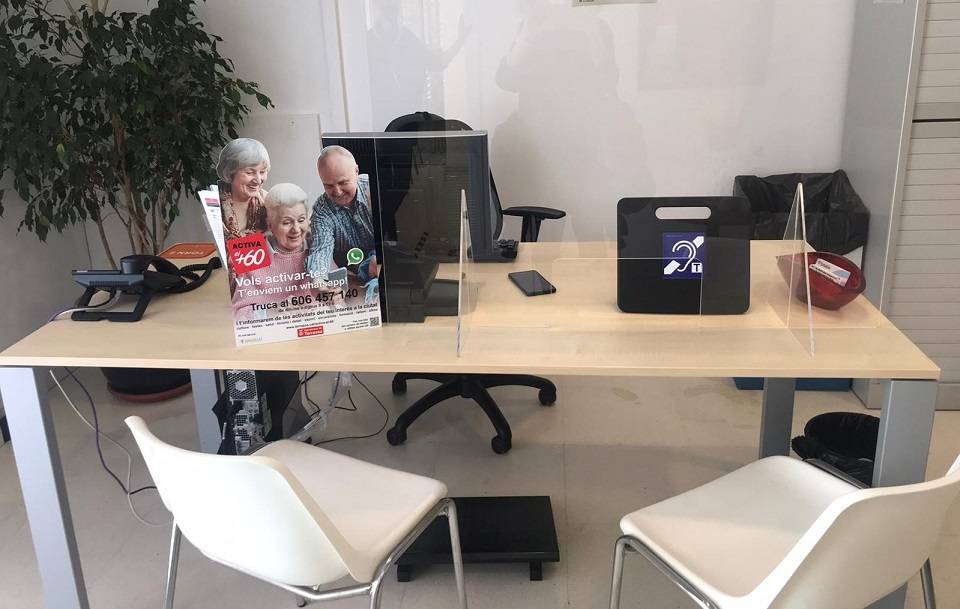 Terrassa presenta dues noves guies per millorar l’atenció a les persones amb discapacitat auditiva