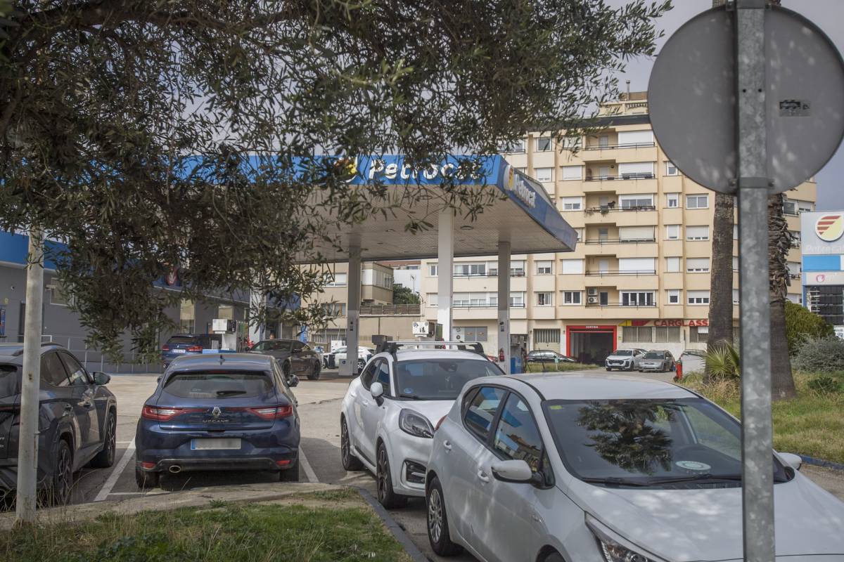 Incivisme i bloqueig a les estacions de servei: “Aparquen on volen i ens sentim totalment indefensos”