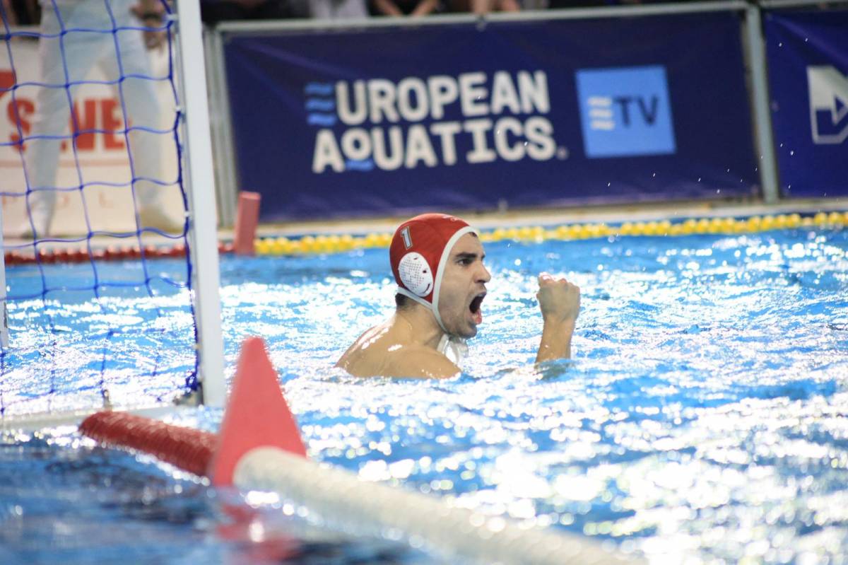 El CN Sabadell posa peu i mig als quarts de final de l'EuroCup amb una exhibició defensiva davant del Sabac (11-3)