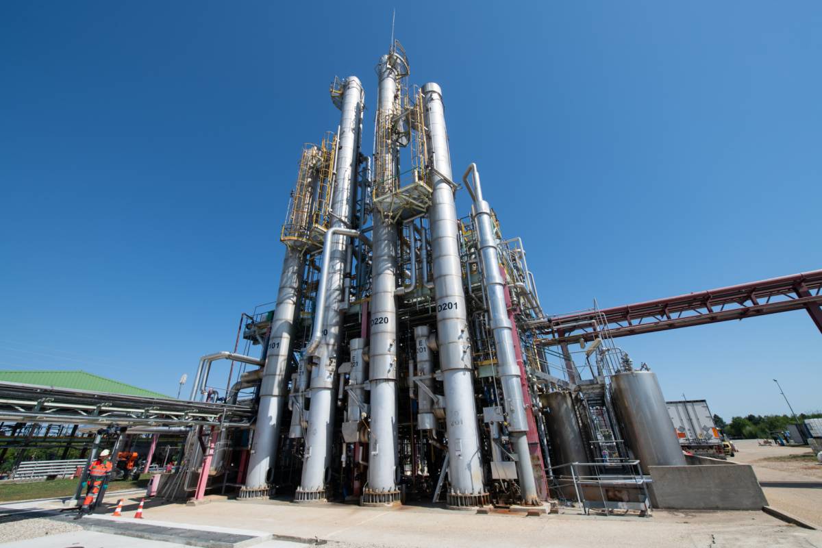 Un incendi a l'empresa Valls Química obliga a activar una desena de dotacions dels Bombers