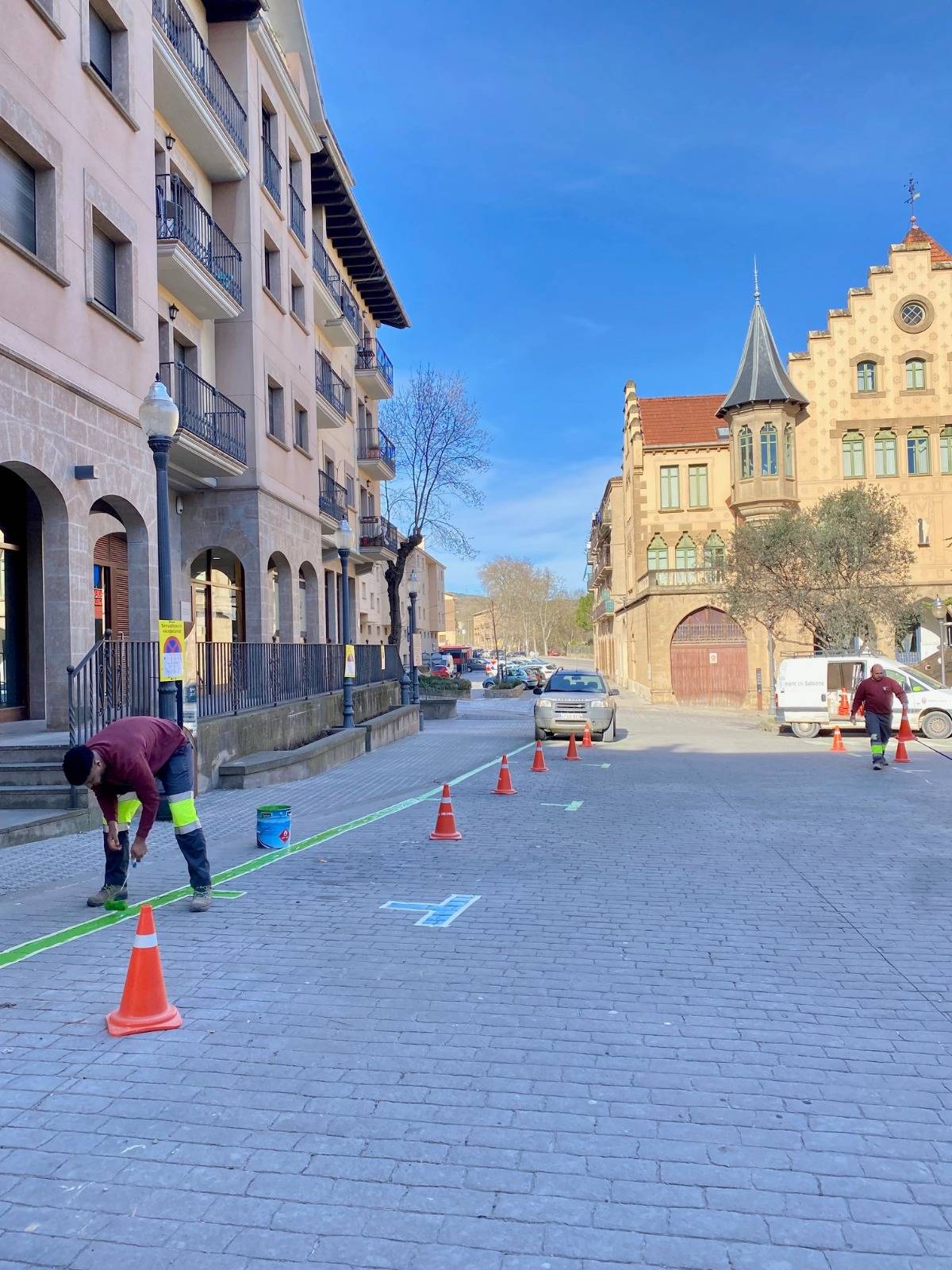 Actuacions de millora del paviment a la plaça Major i de senyalització de l'estacionament regulat a la plaça de Sant Roc - 
