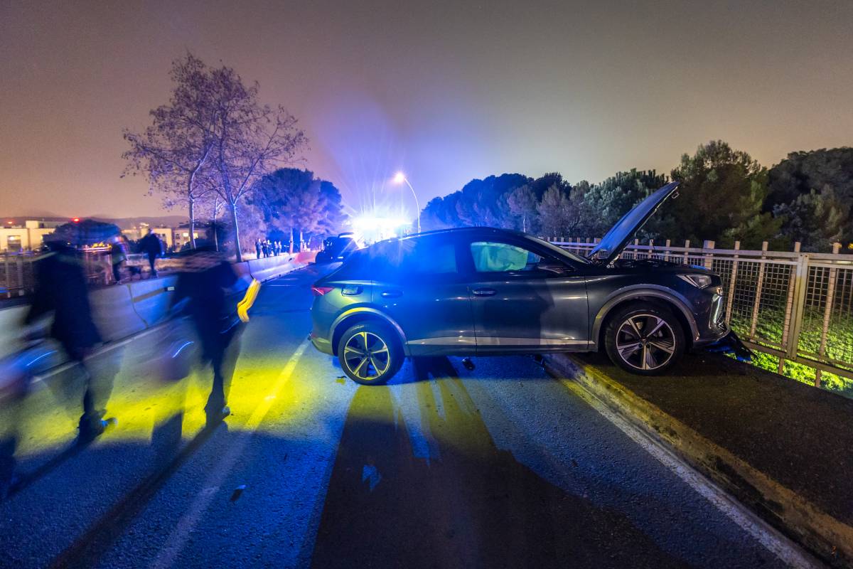 Dos ferits en una topada frontal de dos cotxes en el pont de travessa la C-58