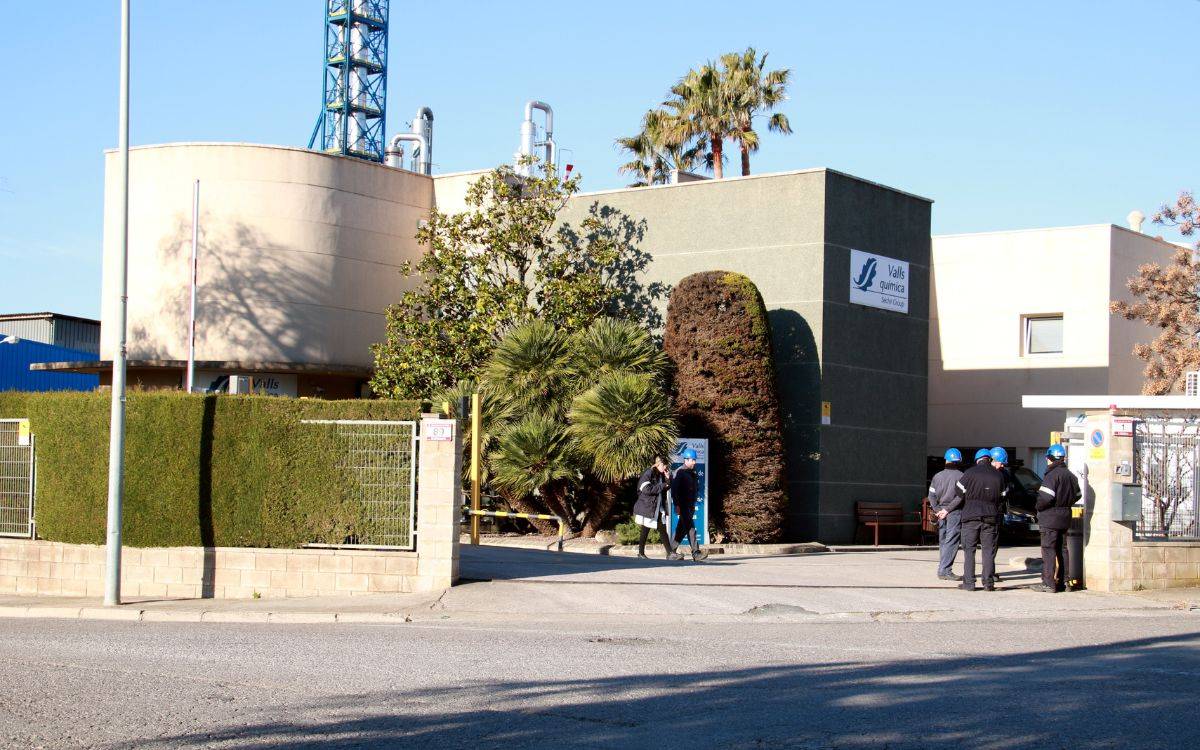 Aixequen el confinament del polígon industrial afectat per l'incendi de Valls Química