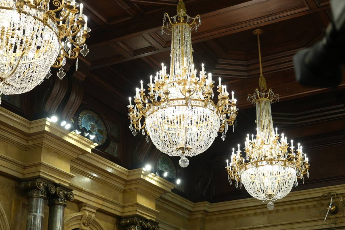 Suspenen el ple del Parlament per la caiguda de vidres de la làmpada central