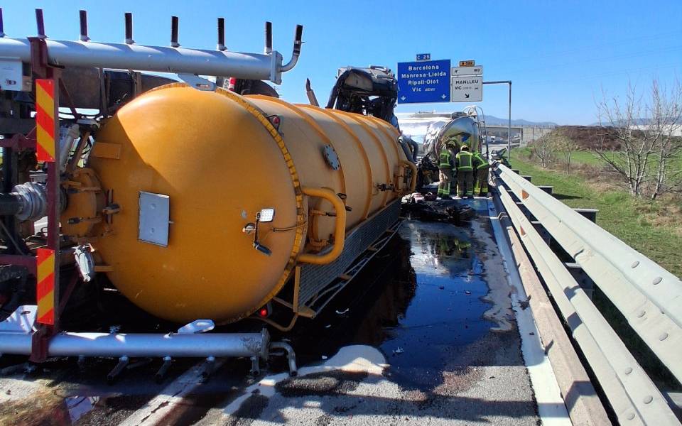 Accident amb dos camions implicats a la C-25 a Gurb