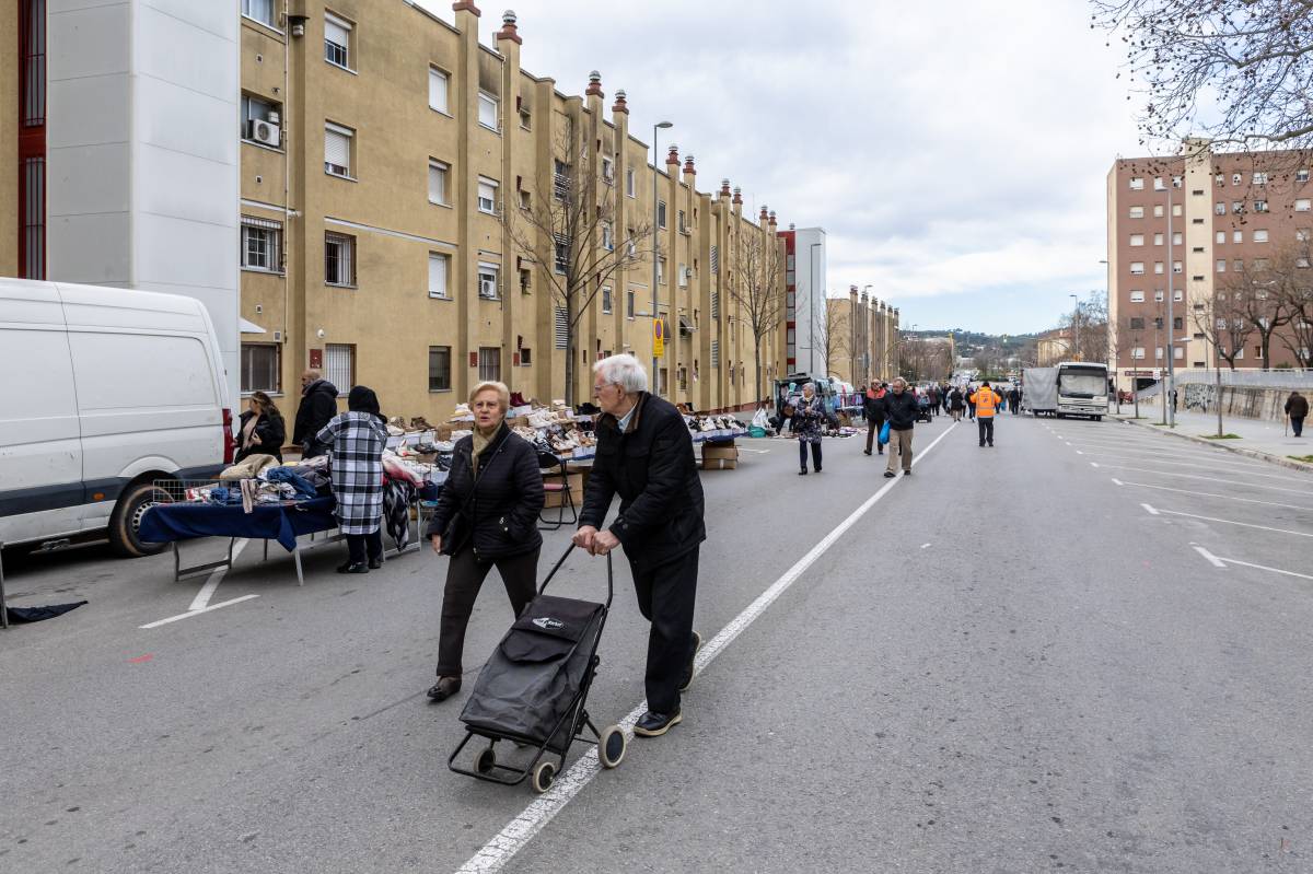Algunes parades del mercat ambulant de Campoamor - JUANMA PELÁEZ Algunes parades del mercat ambulant de Campoamor