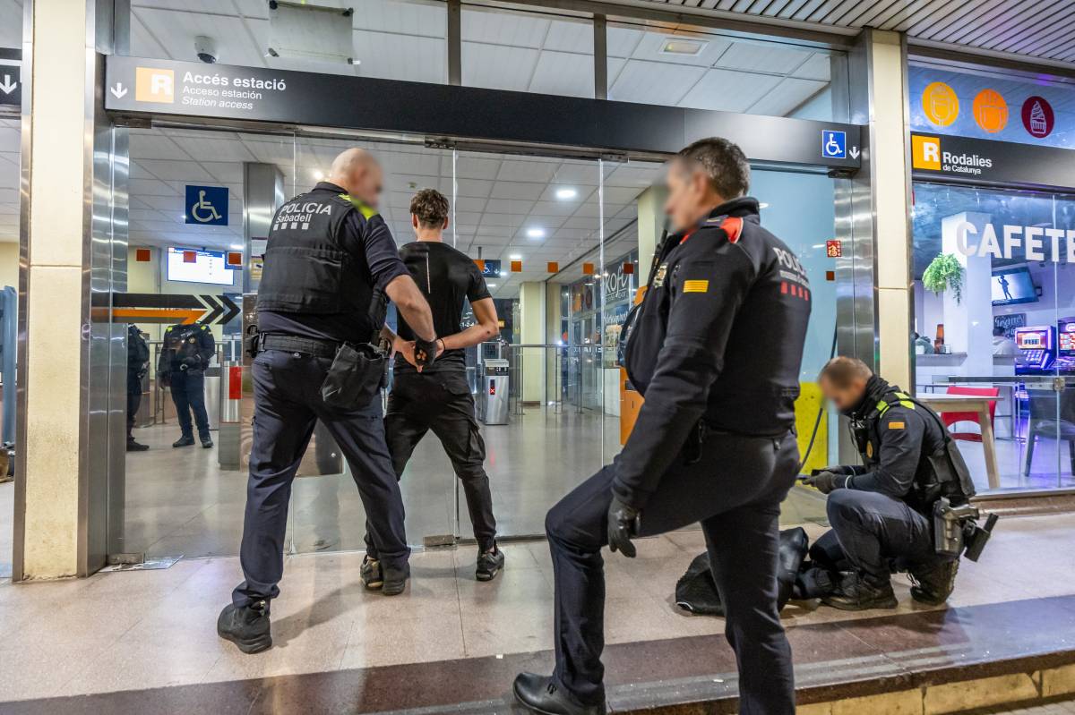 Operatiu policial especial a l`estació de Rodalies de Sabadell Sud