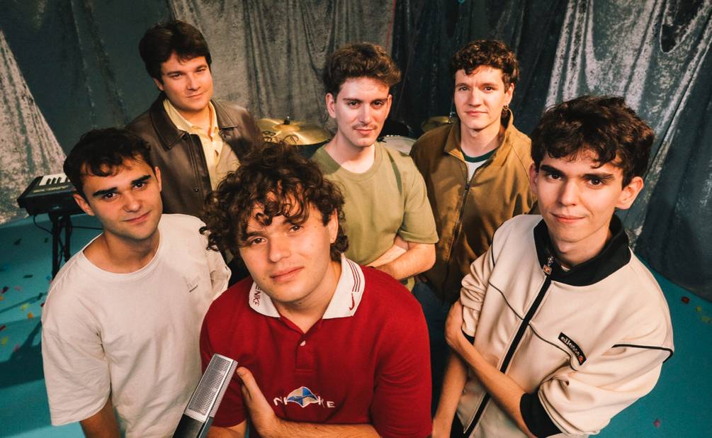  Sexenni apuja el volum: quatre noves cançons i tres aliats de luxe