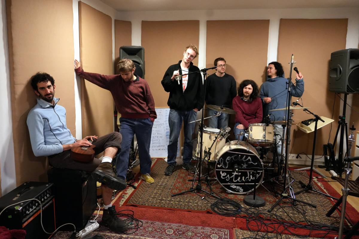 La Ludwig Band canta a l'amor i al desamor al seu quart àlbum  «Pel barri es comenta»