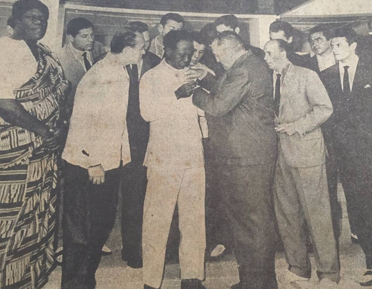 El president del Reial Madrid, Santiago Bernabéu, lliurant la insígnia de l’equip madrileny al president ghanès Kwame Nk - @Kootsebi