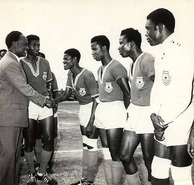 El president Nkrumah saluda els integrants de la selecció de Ghana campiona d’Àfrica el 1963 - @Kootsebi