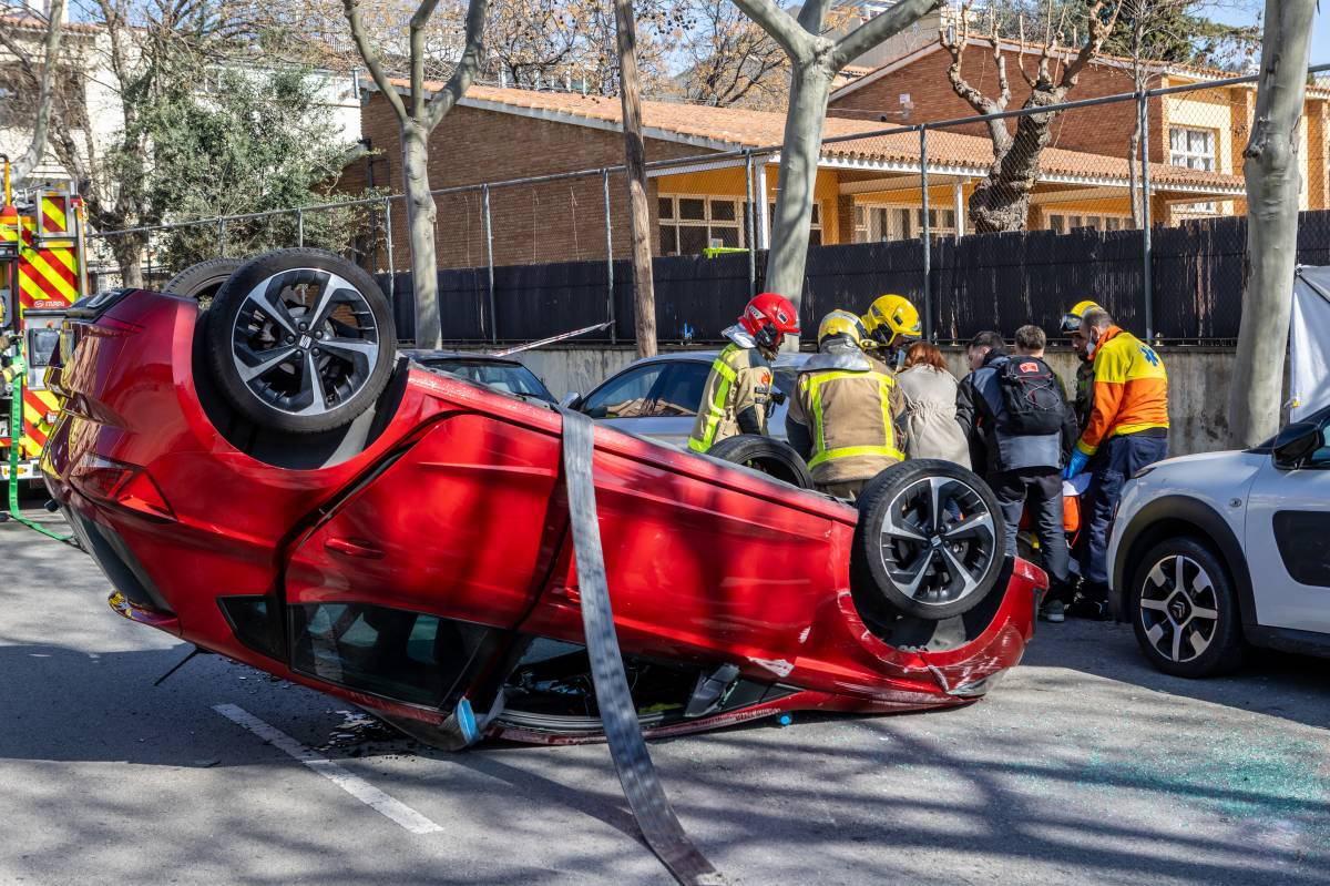 FOTOS | Un cotxe bolcat obliga a tallar un carrer a Sabadell