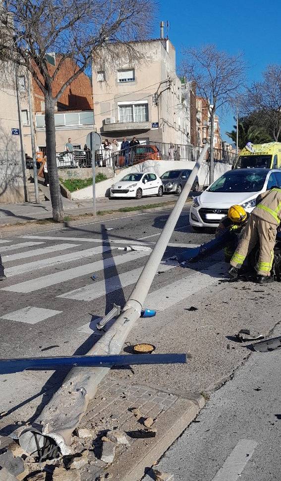 El fanal caigut sobre la calçada - Bombers de la Generalitat