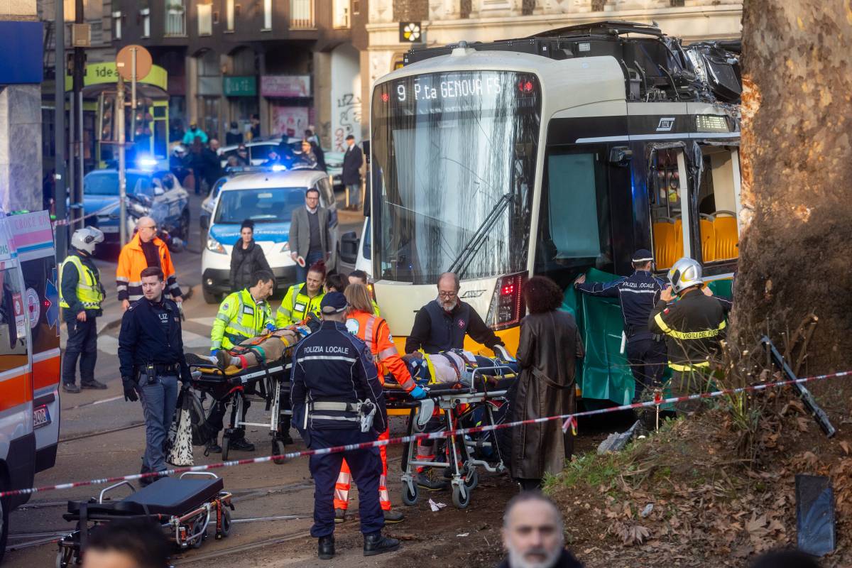 Almenys dos morts i 40 ferits en el descarrilament d'un tramvia a Milà 