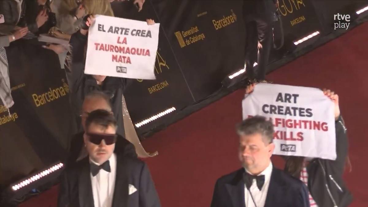 Albert Serra, increpat per activistes animalistes a les portes dels Goya de Barcelona