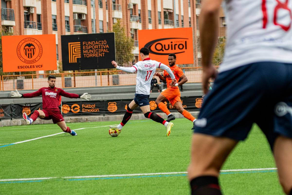 Van den Heerik ha gaudit d'una bona oportunitat en el primer temps - Juanma Medina - Terrassa FC