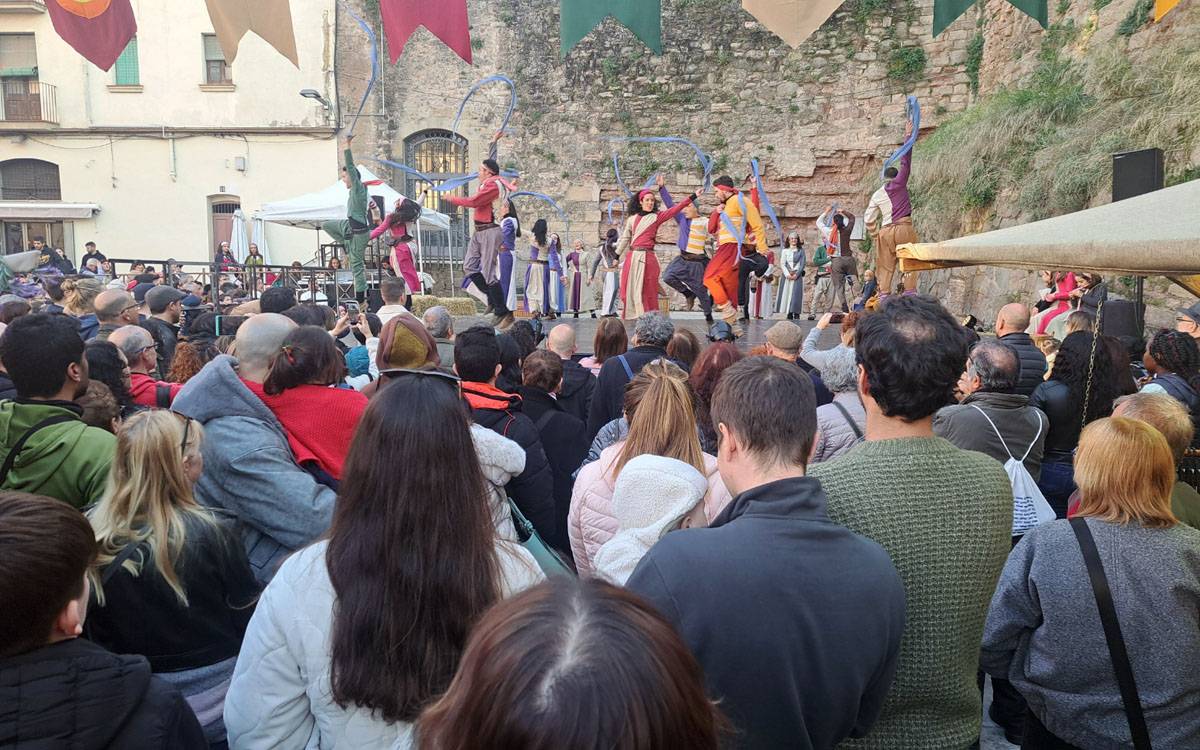 Espectacle de dansa a la plaça Europa durant la Fira de l`Aixada