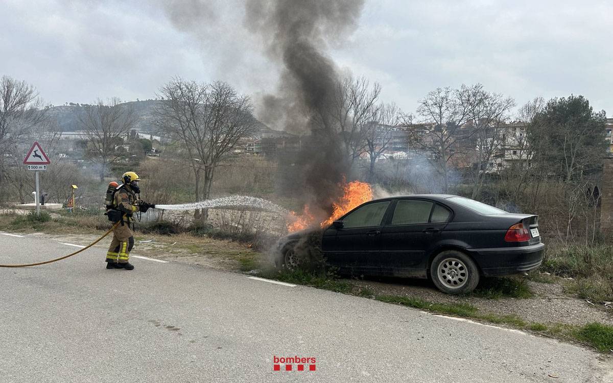 Un vehicle crema a la llera del riu al Pont de Vilomara