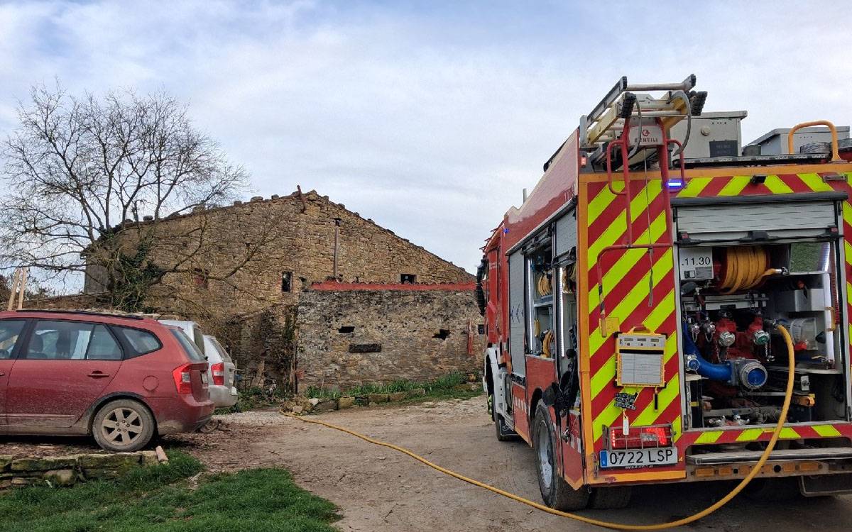 Incendi en un cobert d'una masia a Castellterçol