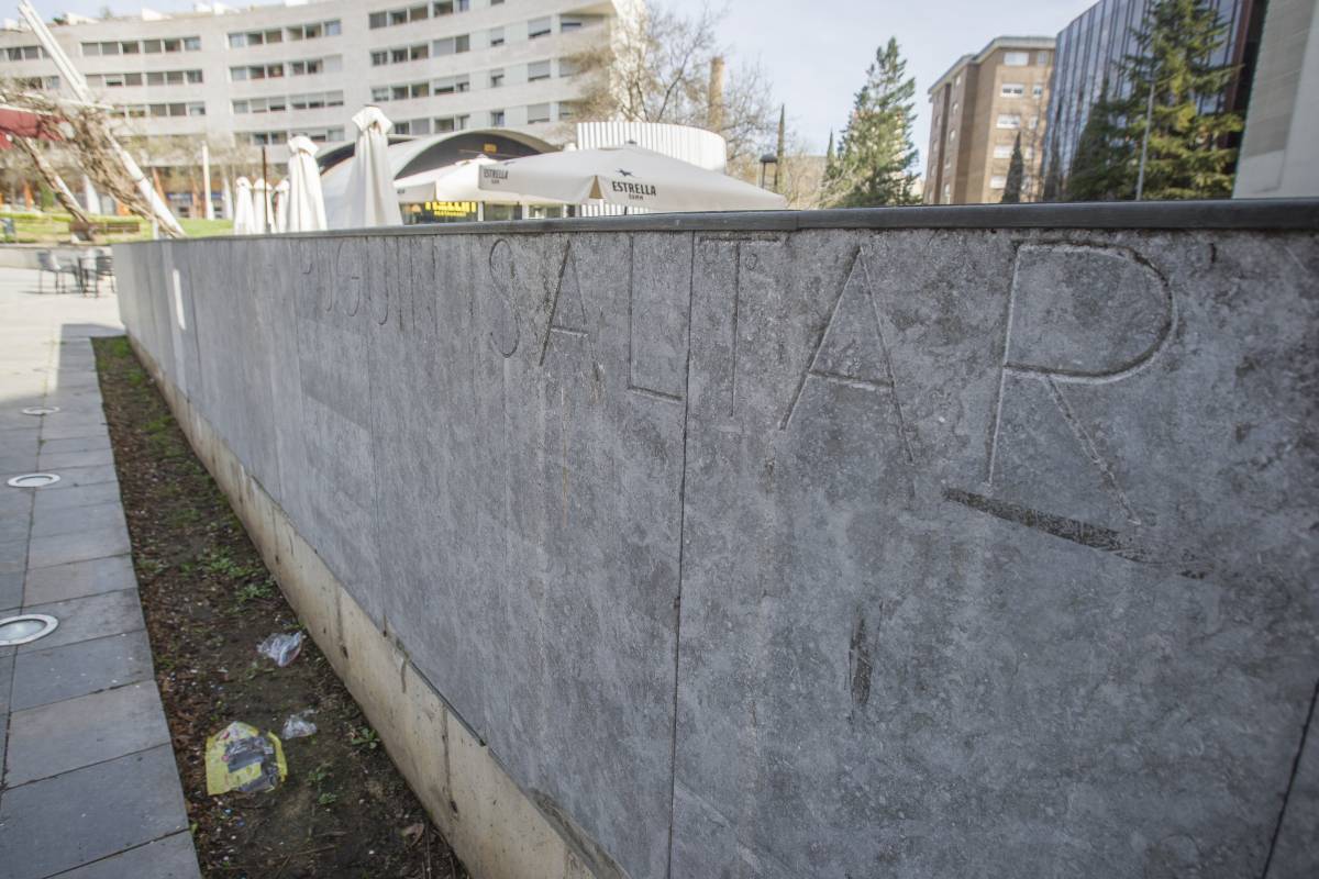 Saps on són... els versos esculpits al llarg d’un mur?