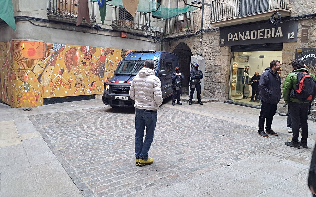 Desnonen cinc famílies amb cinc menors al carrer d'en Botí de Manresa