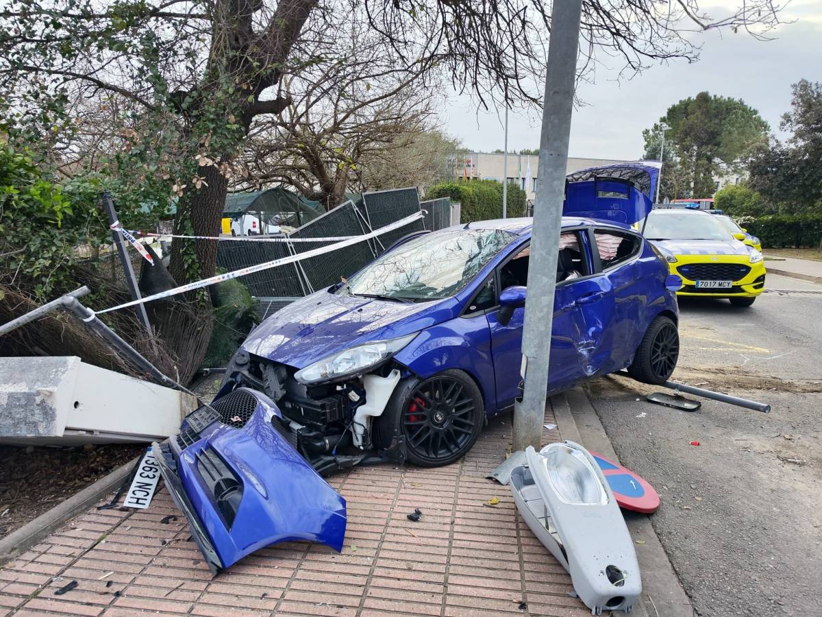 Identifiquen un conductor que havia fugit després de xocar contra una tanca del col·legi Àgora