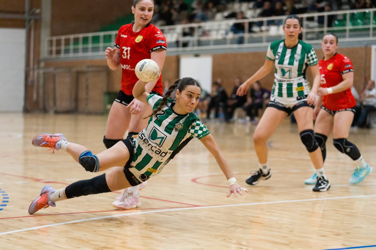 Jordina Salvador, autora de quatre gols, en una acció del duel - David Chao Jordina Salvador, autora de quatre gols, en una acció del duel