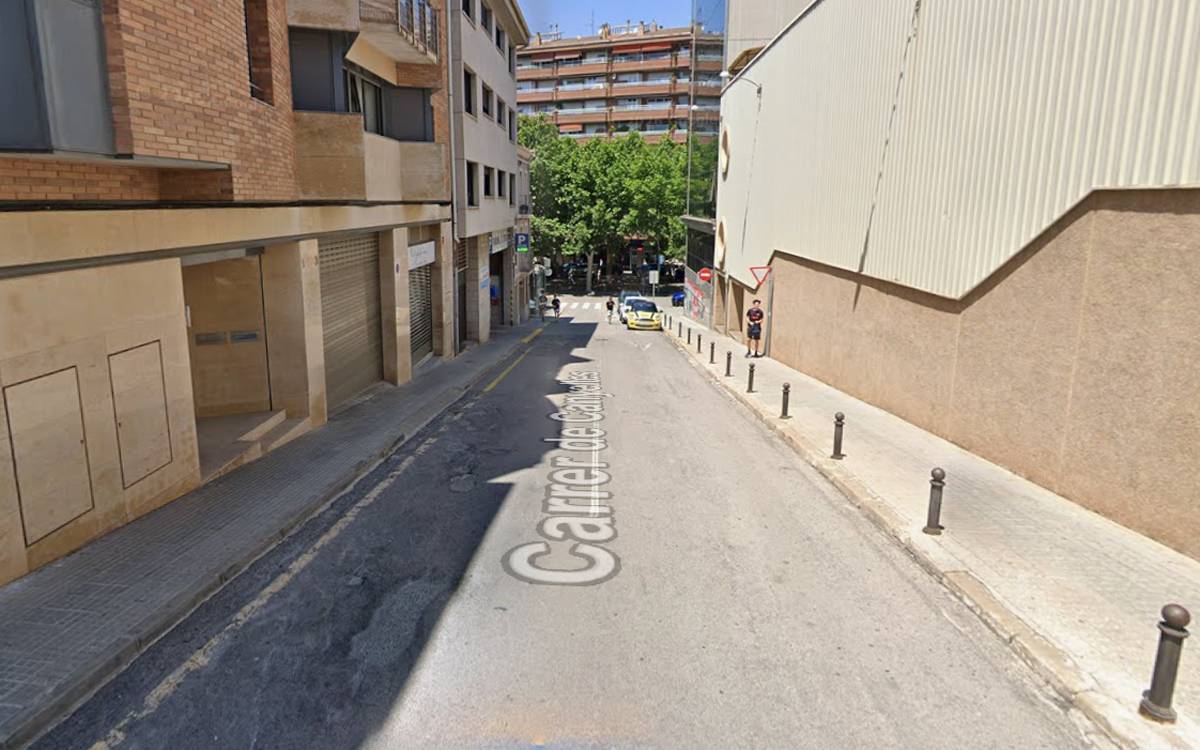 Treballs de millora del paviment al carrer Canyelles, dimarts