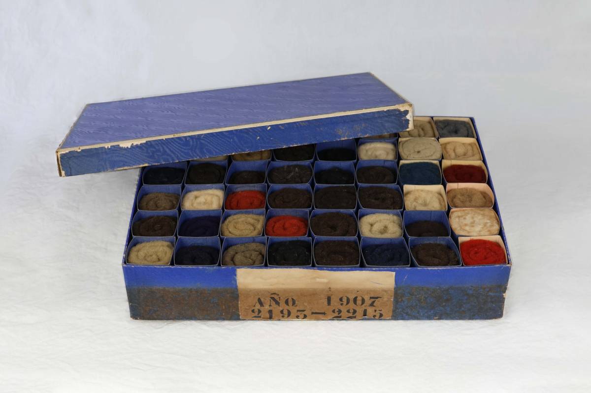 Mostra de tints inclosa en la donació fàbrica Llagostera - Sampere - Cedida Mostra de tints inclosa en la donació fàbrica Llagostera - Sampere