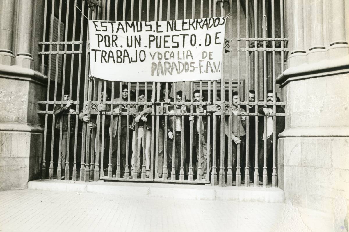 Aurats entre els barrots de l’església