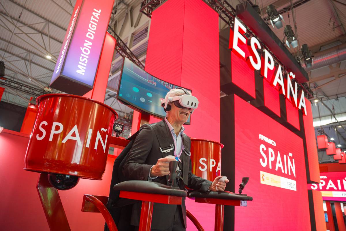 Un home amb unes ulleres de realitat virtual a l`estand d`Espanya al MWC 2026