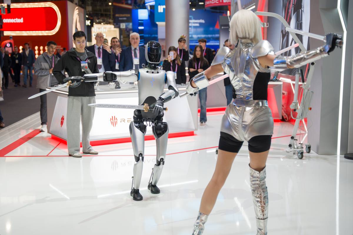 Un robot i una dona ballen al MWC 2026